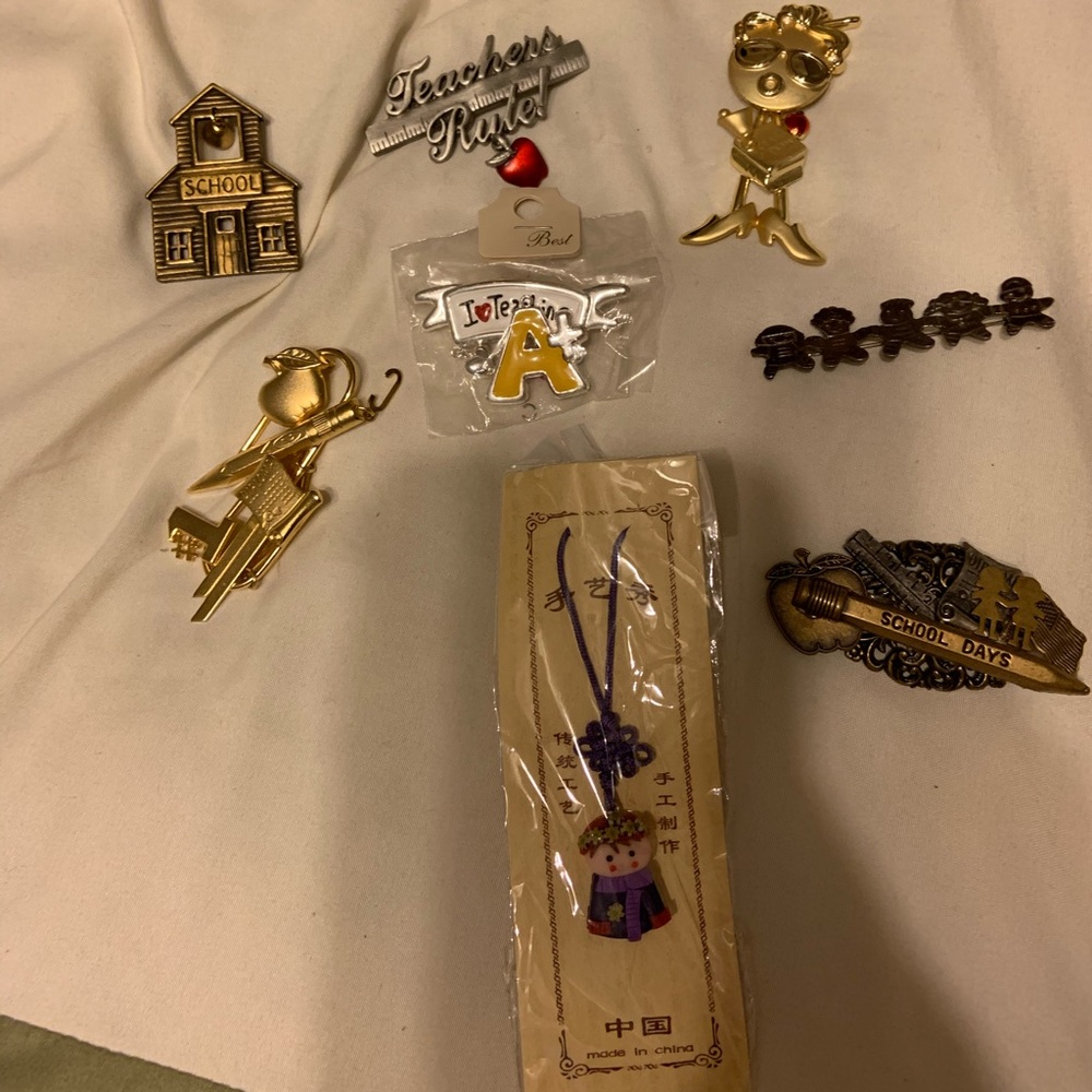 🥰Teacher’s pins brooch